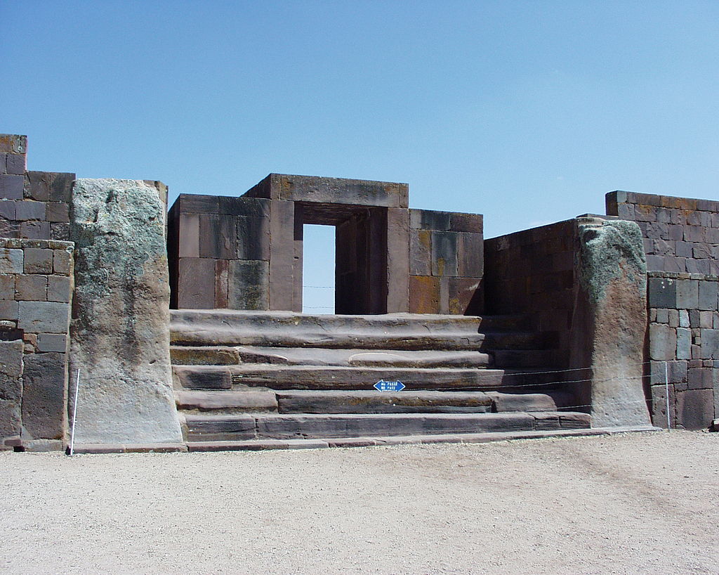1024px-Puerta_y_escalinata_del_templo_Kalasasaya_Tiwanaku_Bolivia.jpg