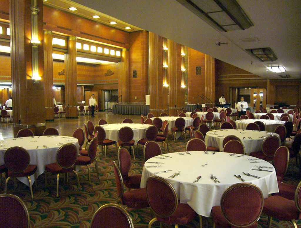 1024px-RMS_Queen_Mary_Grand_Salon_edit.jpg