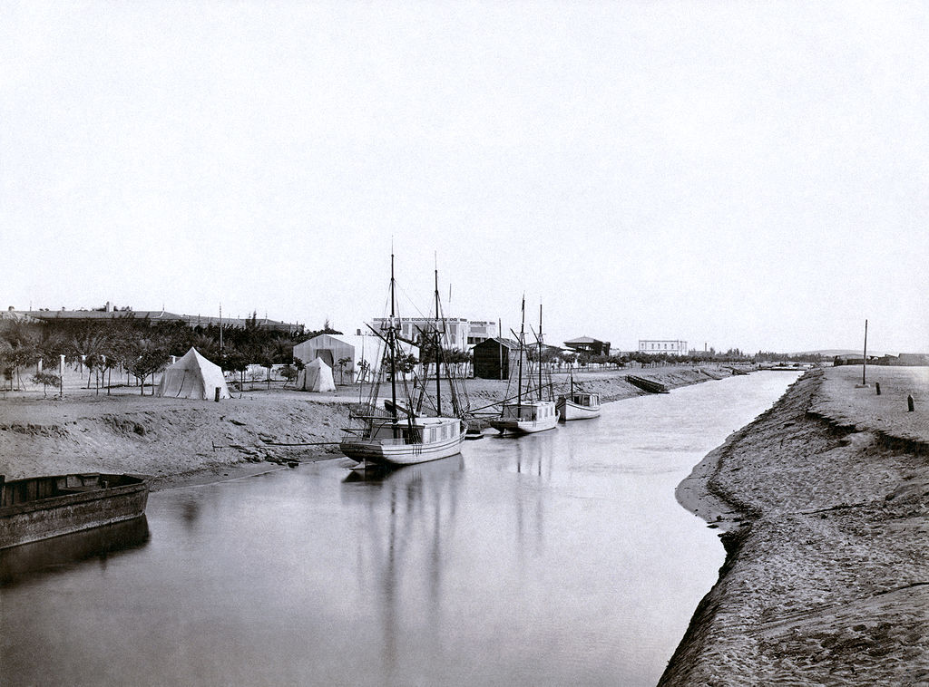 1024px-Suez_Canal_Ismailia2.jpg