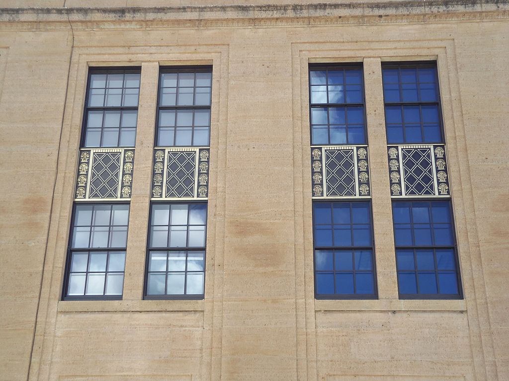 1024px-U.S._Courthouse_windows_Davenport,_Iowa.jpg