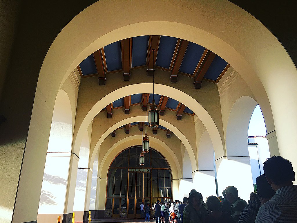 1024px-Union_Station_archways_in_LA.jpg