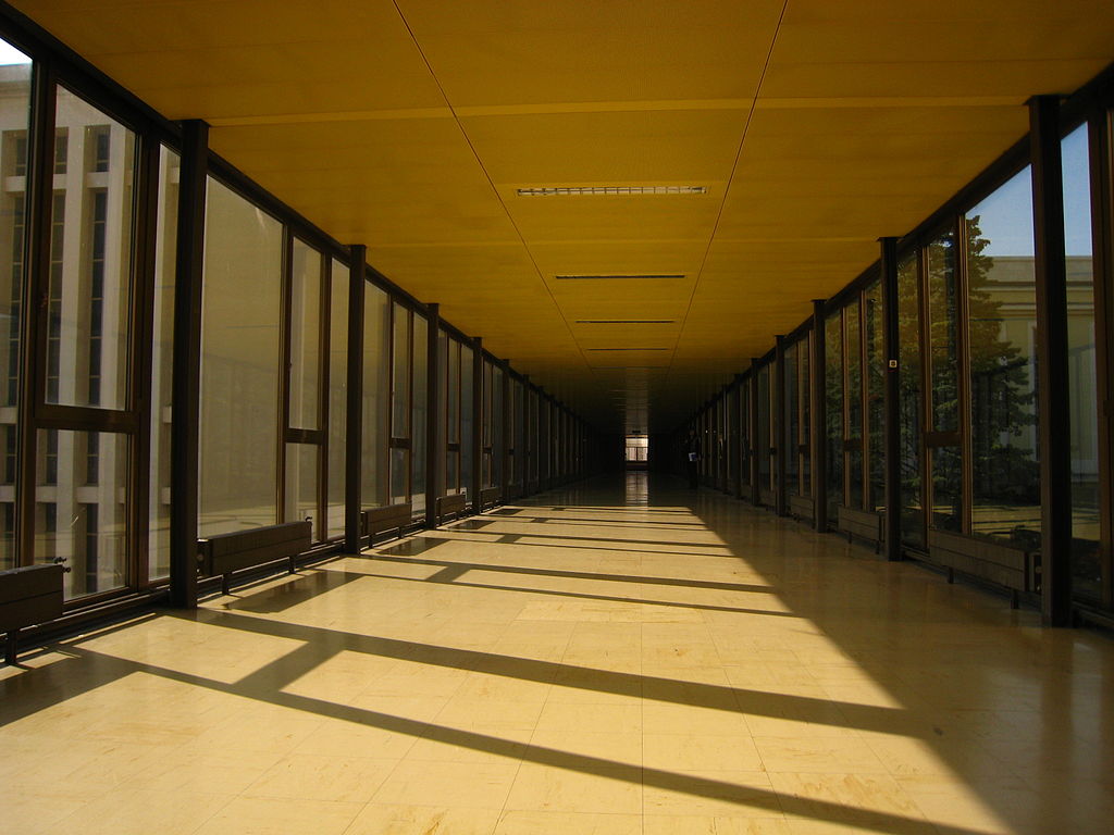 1024px-United_Nations_-_Passerelle_Bâtiments_A_et_E.jpg