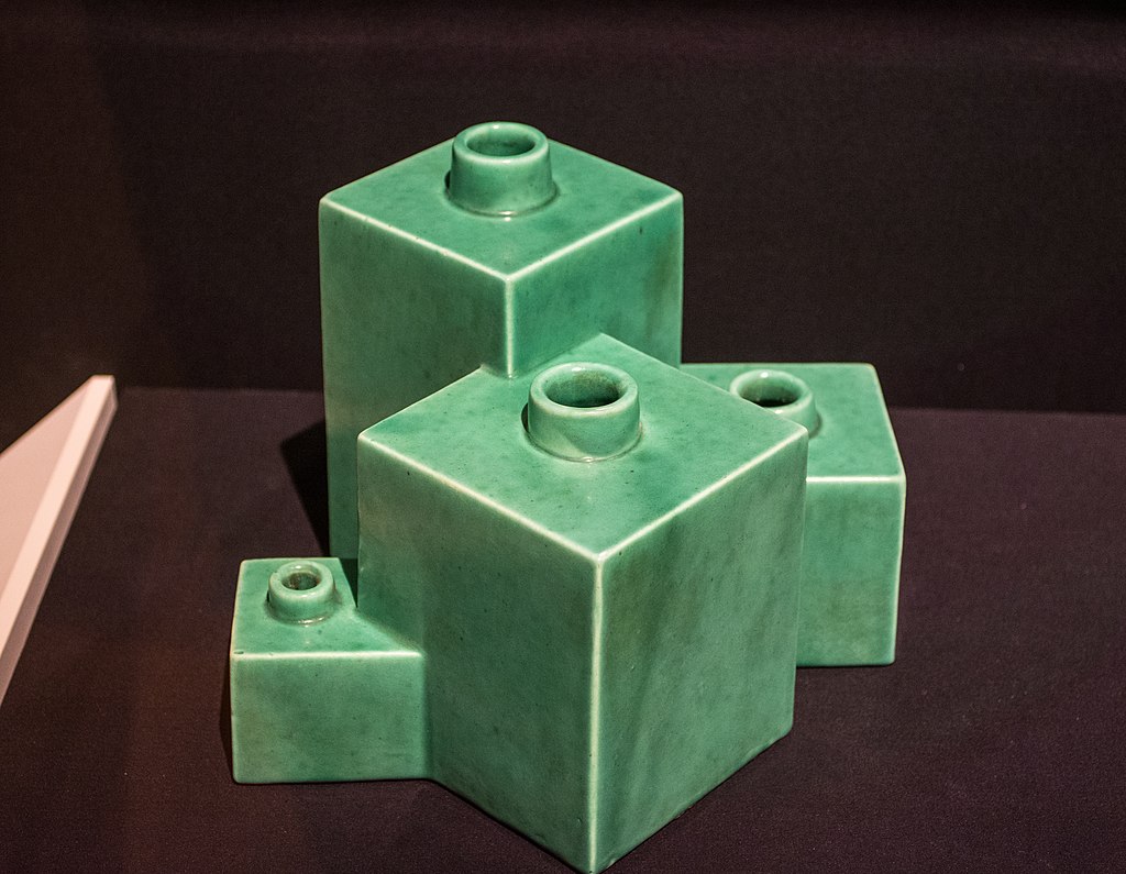 1024px-Vase_-_Gale_Turnbull_(25893435418).jpg