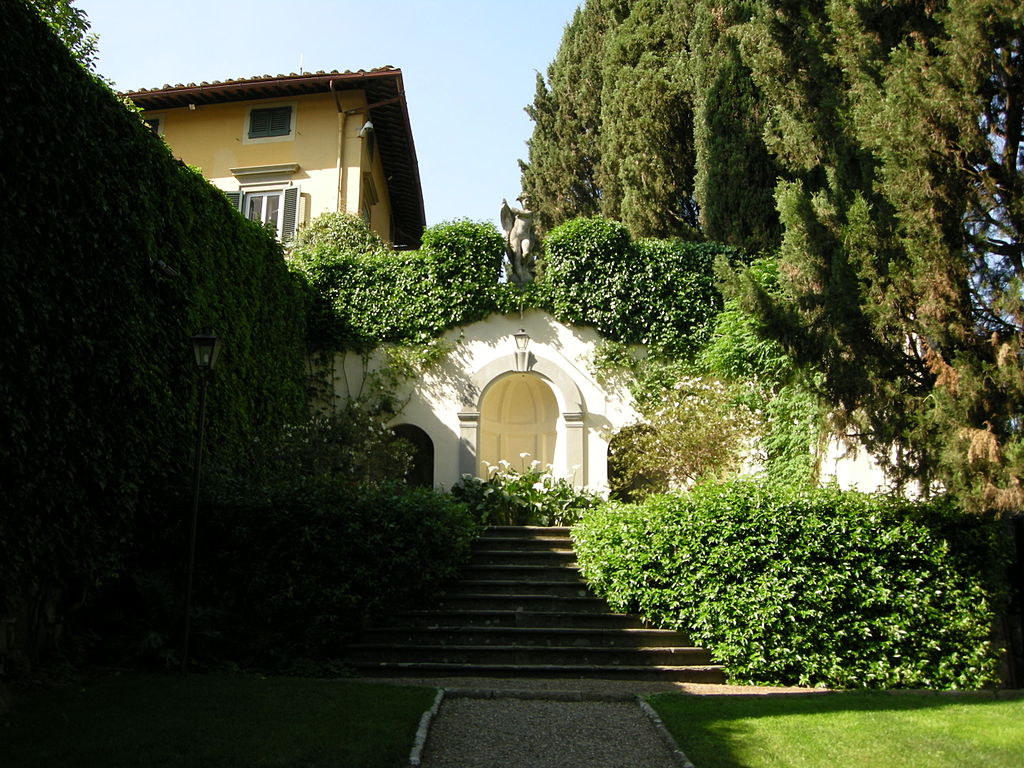 1024px-Villa_i_tatti,_giardino,_viale_di_cipressi,_scalinata_01.jpg