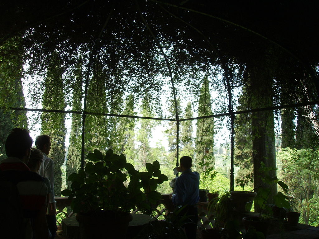 1024px-Villa_nieunwekamp,_giardino,_terrazza_02.jpg