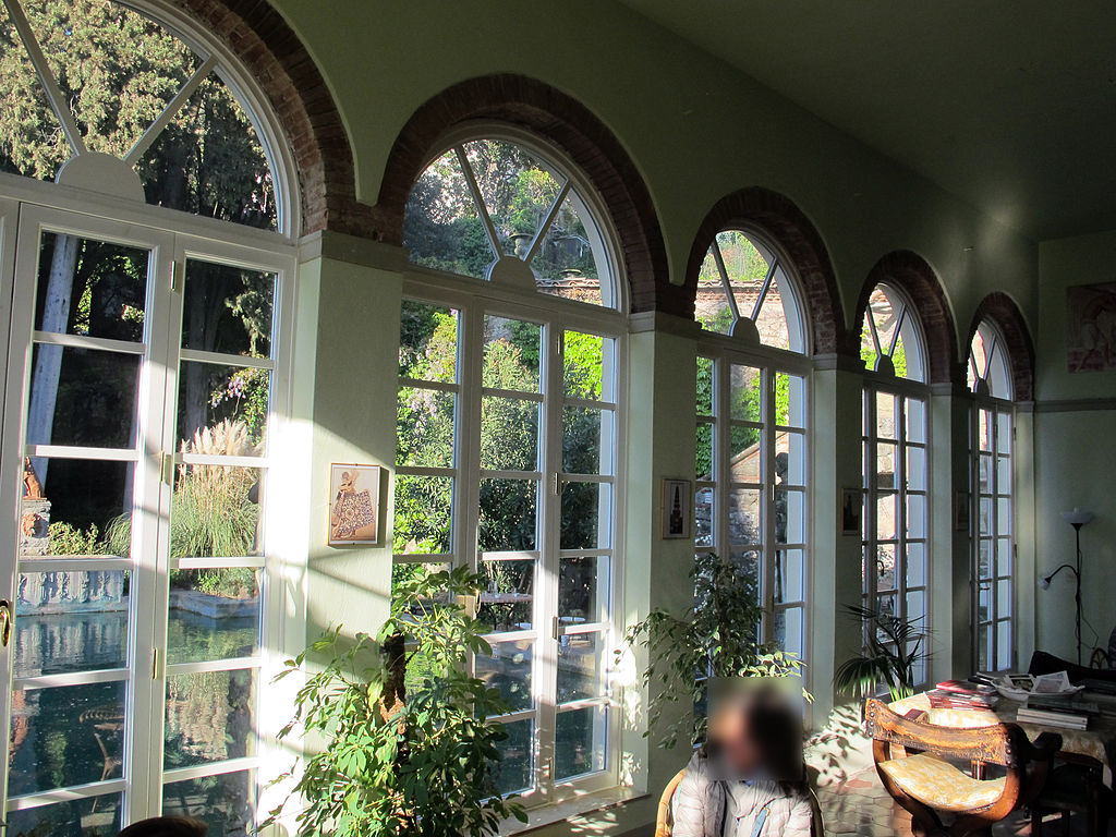 1024px-Villa_nieuwenkamp,_interno_loggia_piscina_01.jpg