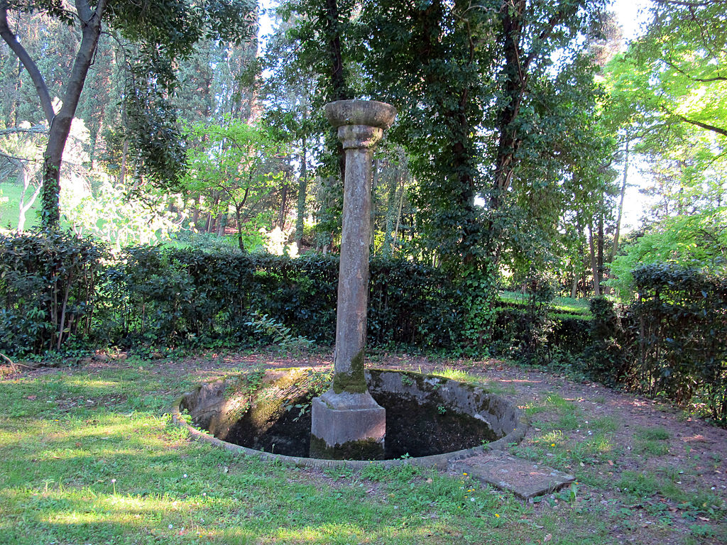 1024px-Villa_nieuwenkamp,_parco,_esedra_02.jpg
