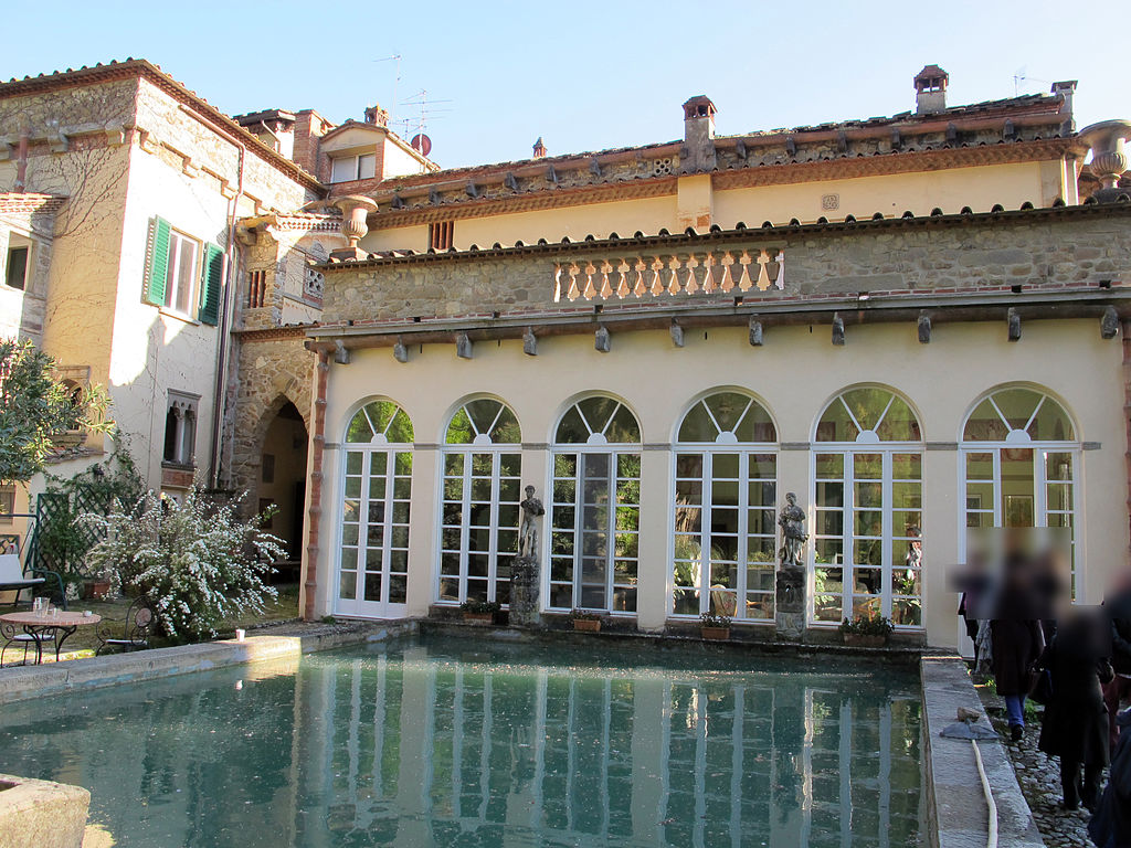 1024px-Villa_nieuwenkamp,_piscina_02.jpg