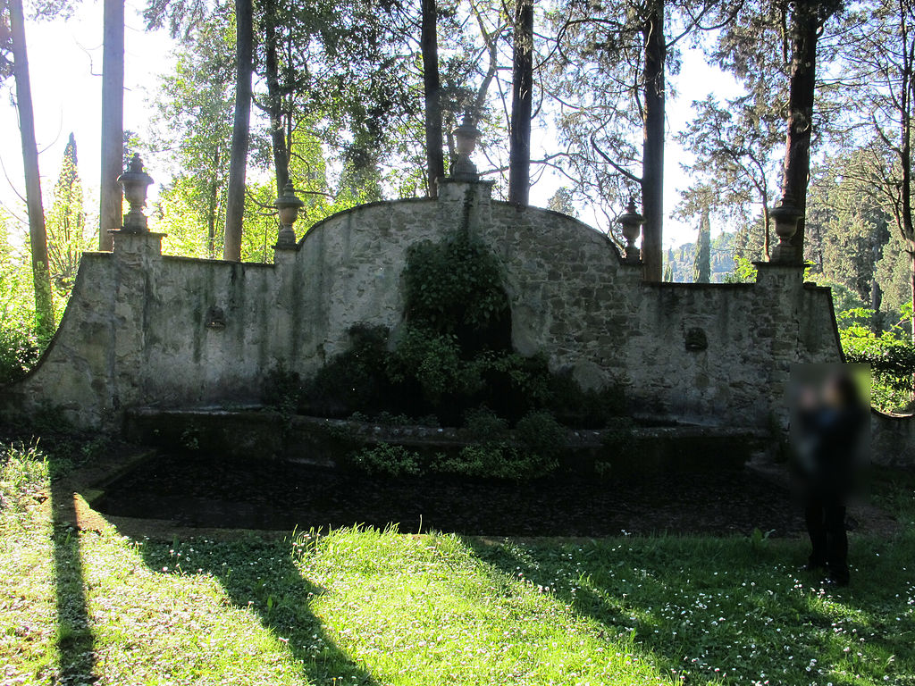 1024px-Villa_nieuwenkamp,_viottolone_inferiore,_fontana_01.jpg