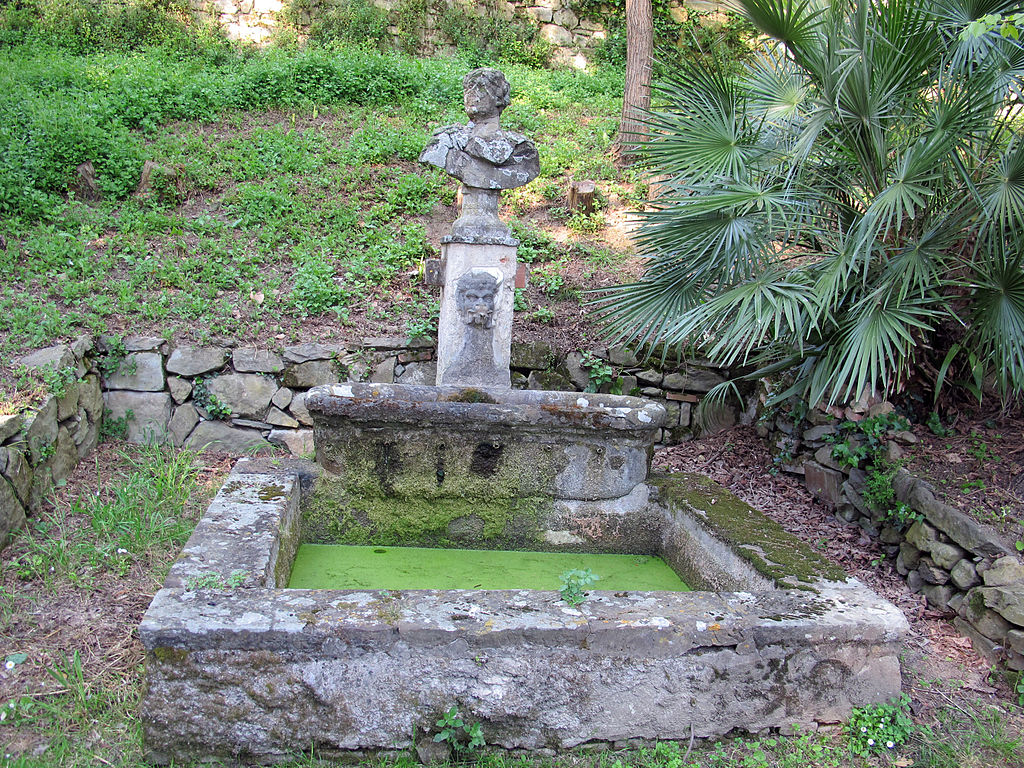 1024px-Villa_nieuwenkamp,_viottolone_inferiore,_fontana_con_mascherone_01.jpg
