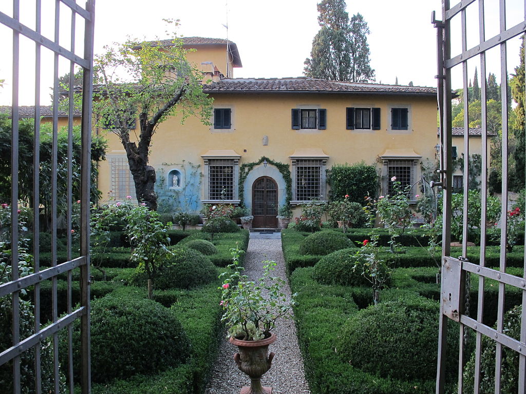 1024px-Villa_sparta,_giardino_formale,_cancello_05..jpg