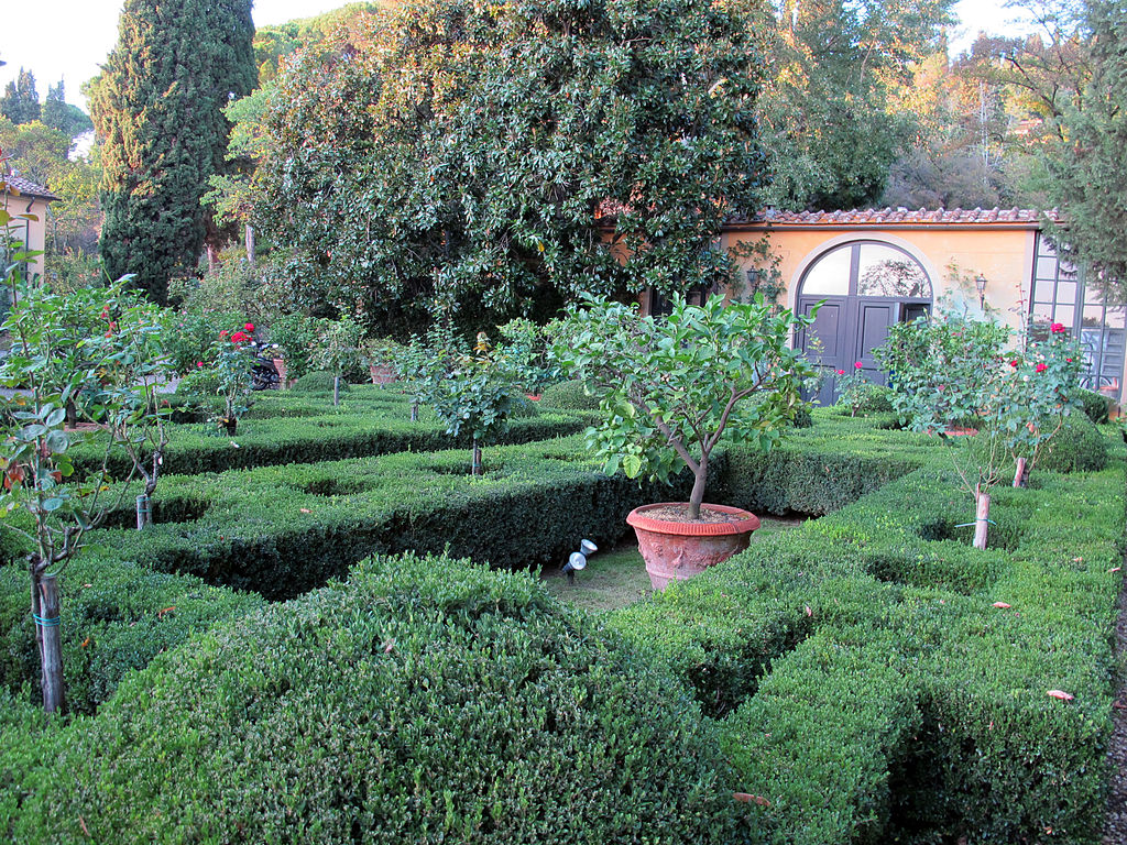 1024px-Villa_sparta,_giardino_formale_05.jpg