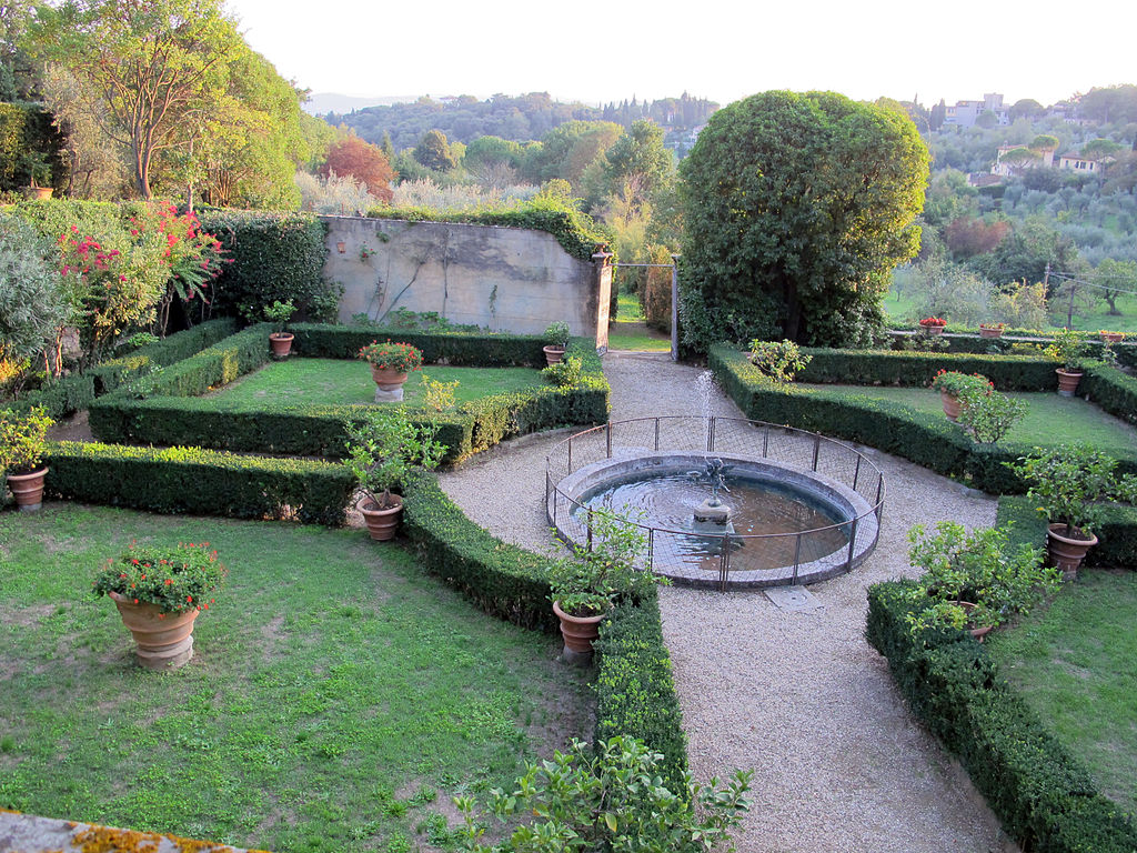 1024px-Villa_sparta,_giardino_formale_inferiore_01.jpg