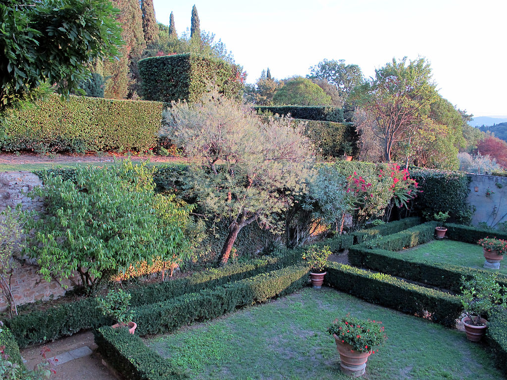 1024px-Villa_sparta,_giardino_formale_inferiore_02.jpg
