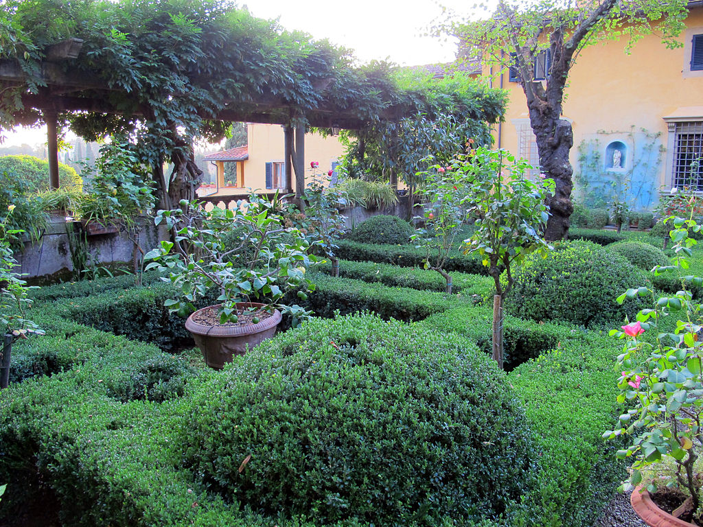 1024px-Villa_sparta,_giardino_formale_inferiore_05.1.jpg