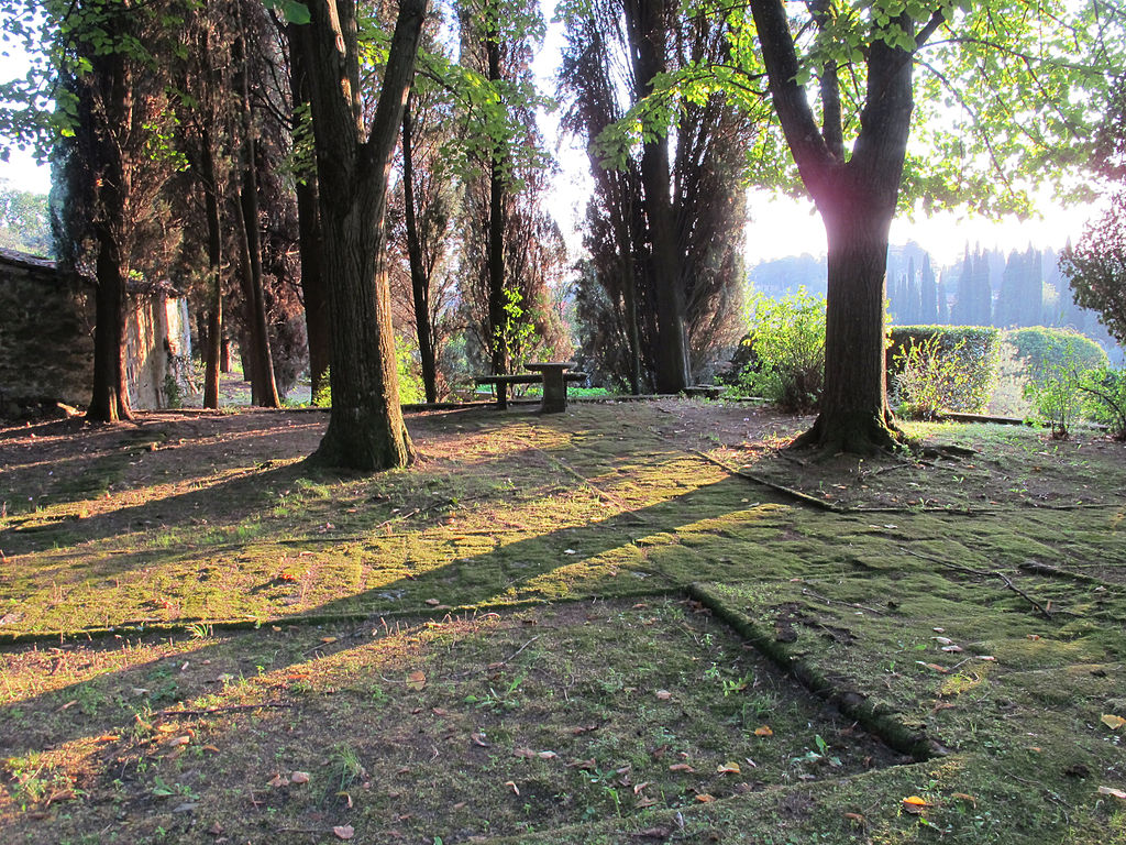 1024px-Villa_sparta,_parco,_piscina_rasoterra,_vialetti_con_muschio_01.jpg