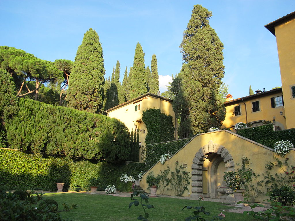 1024px-Villa_sparta,_parco,_terrazza_superiore_del_pinset_01.jpg