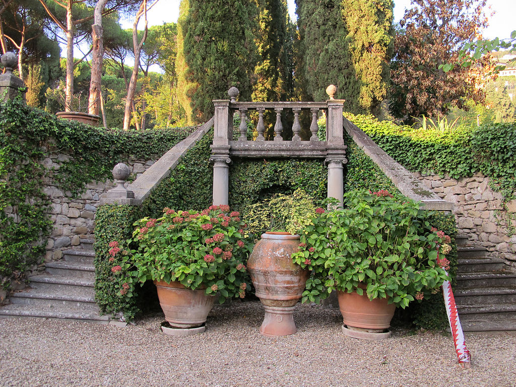 1024px-Villa_sparta,_parco,_zona_alta,_scalinata_a_tenaglia.jpg