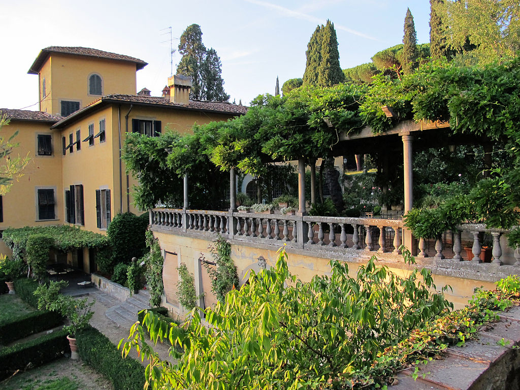 1024px-Villa_sparta,_pergolato_01.jpg
