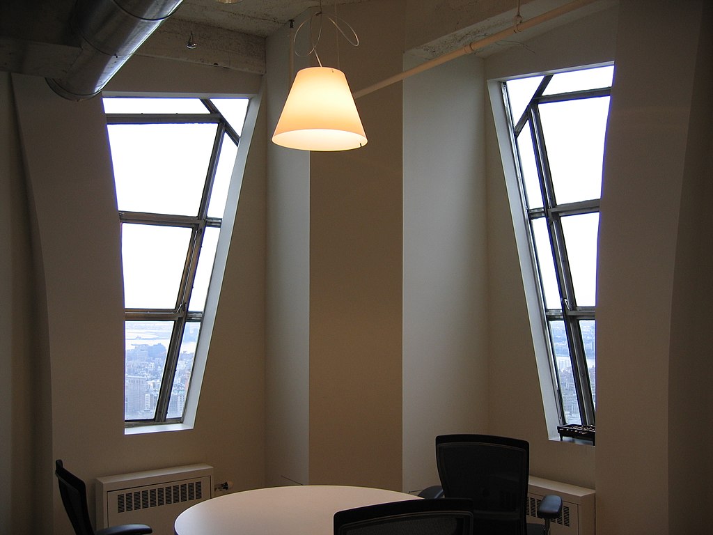 1024px-Windows_in_Chrysler_building2_(1628520529).jpg