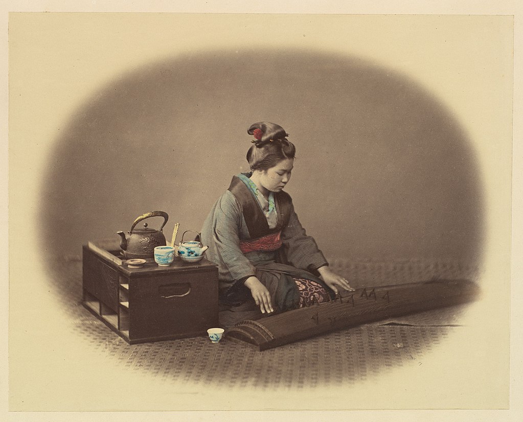 1024px--Woman_with_Tea_Set_Playing_the_Koto-_MET_DP315945.jpg
