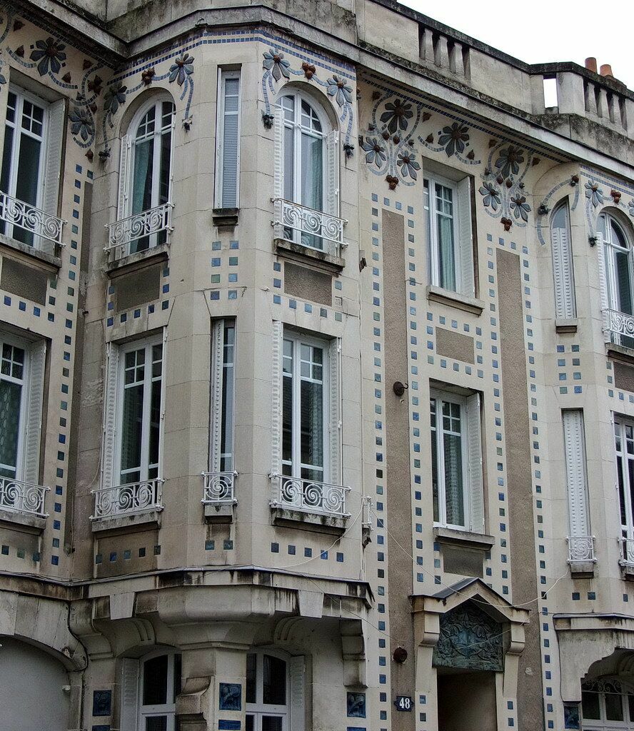 10Immeuble_Duthoo_-_bow_windows.jpg