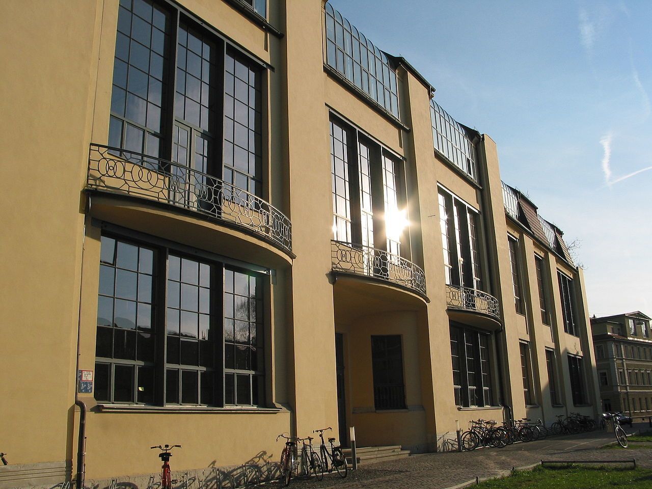 11 1280px-Van-de-Velde-Bau,_Ateliergebäude_(BUW,_Fakultät_Architektur)_-_panoramio.jpg