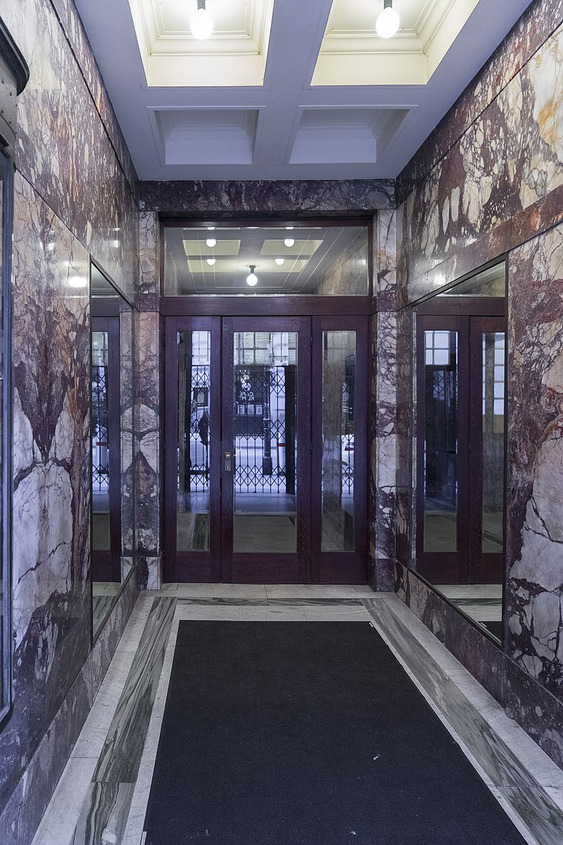 11 800px-Looshaus,_Seiteneingang.jpg