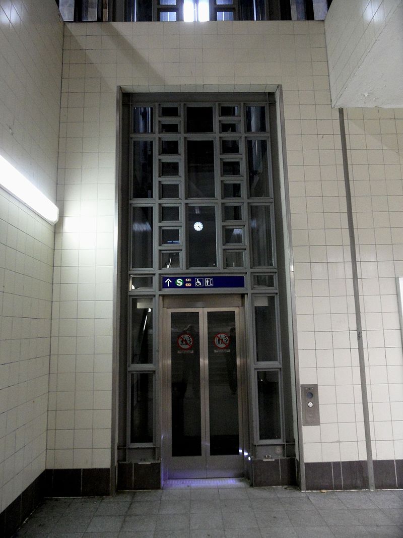12 800px-Berlin_-_S-Bahnhof_Sonnenallee_-_Ringbahn_Linien_S41_und_S42_(6863159798).jpg