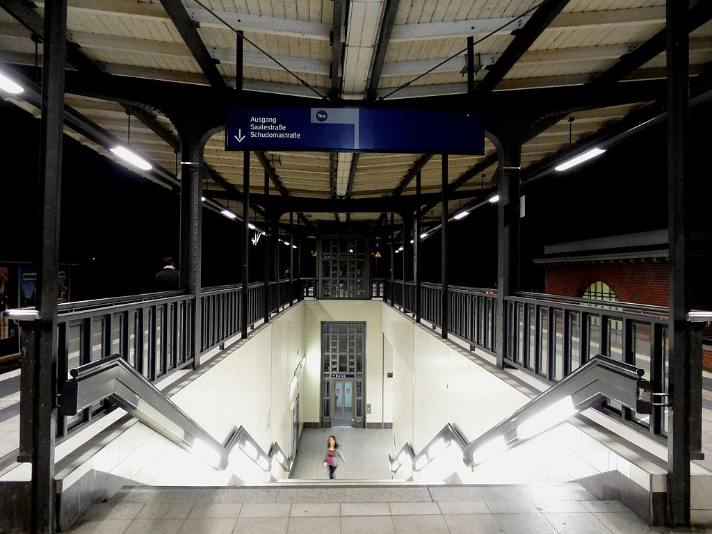 12 x-Berlin_-_S-Bahnhof_Sonnenallee_-_Ringbahn_Linien_S41_und_S42_(6863174920).jpg