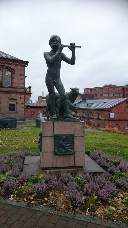 1200px-Paimenpoika-patsas.jpg