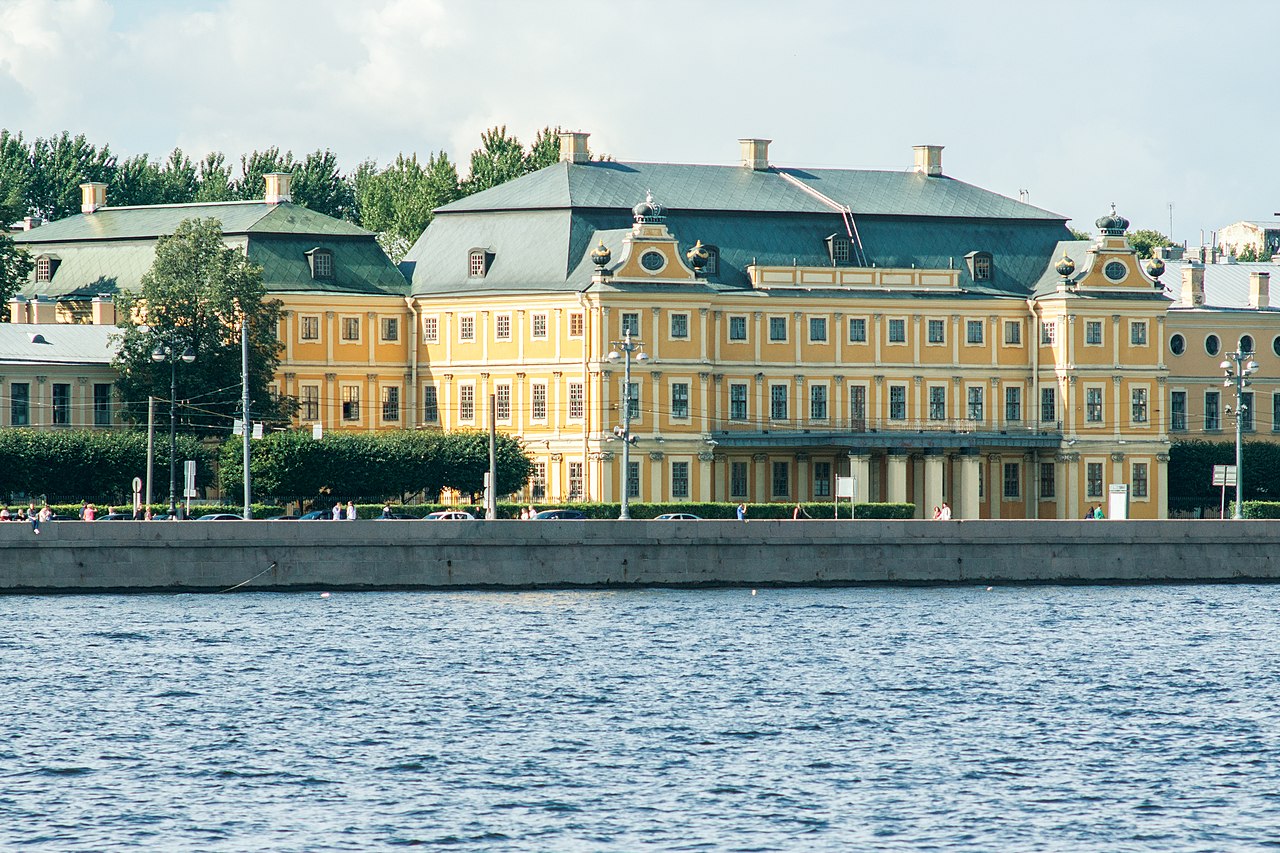 1280px-Вид_на_Меншиковский_дворец_со_стороны_Адмиралтейской_набережной.jpg