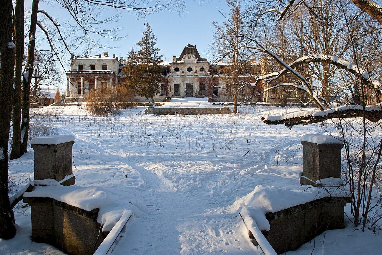 1280px-Главный_дом,_задняя_часть_здания.jpg