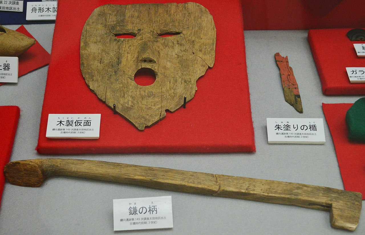 1280px-纒向遺跡出土_木製仮面・木製鎌柄・木製盾.jpg