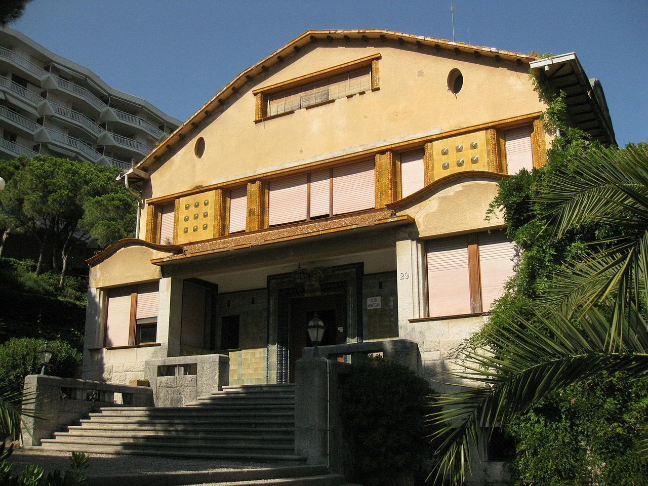 1280px-134_Casa_Cases,_de_Rafael_Masó_i_Valentí.jpg