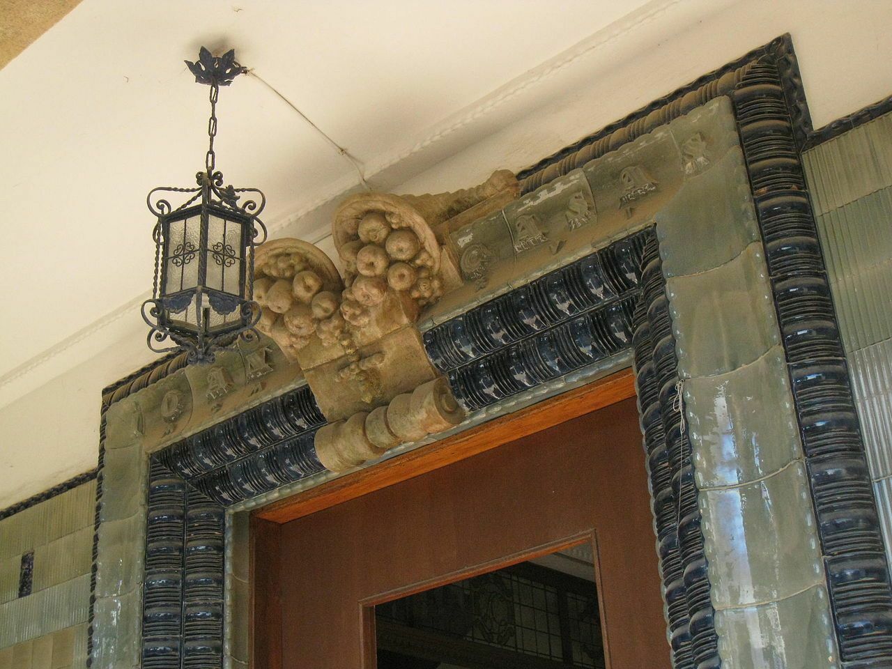 1280px-136_Casa_Cases,_de_Rafael_Masó_i_Valentí.jpg