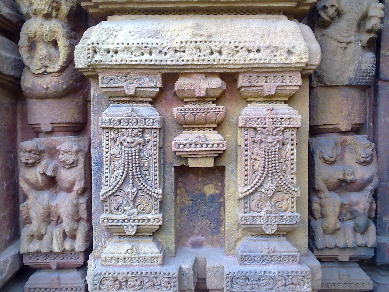 1280px-A_sculpture_work_in_Mukteshwar-Siddheshwar_temple.jpg