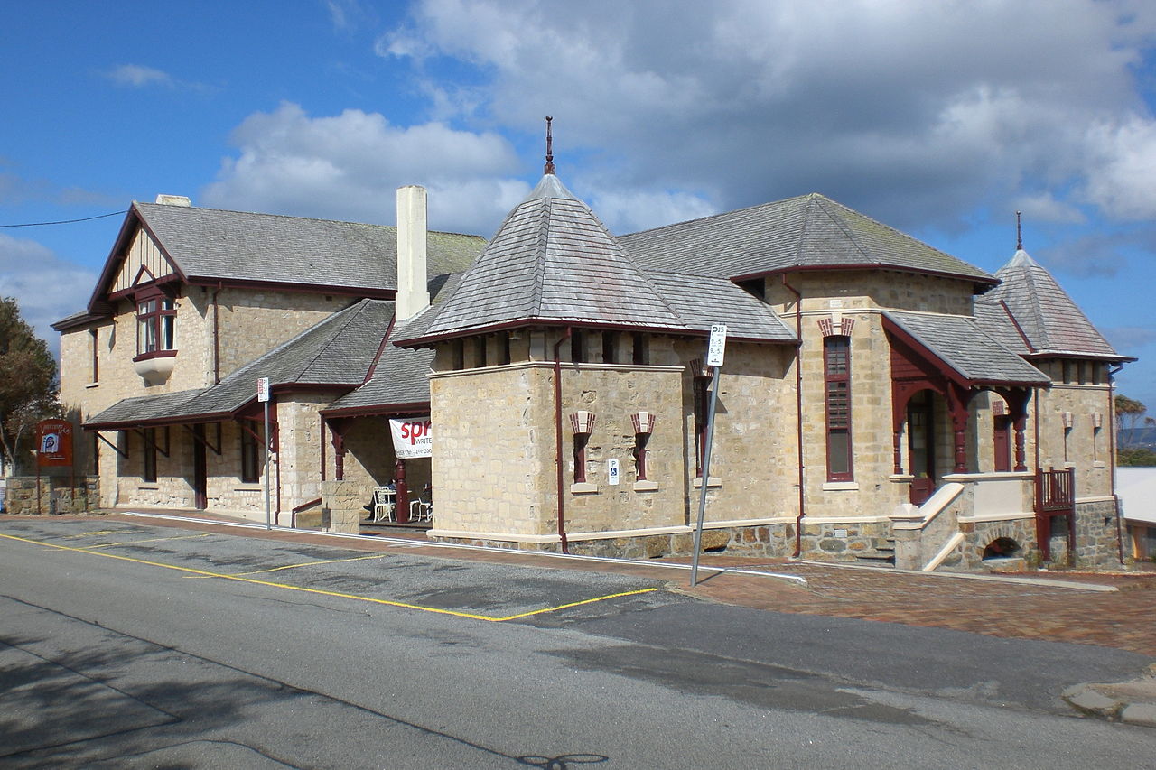 1280px-Albany_Cottage_Hospital.jpg