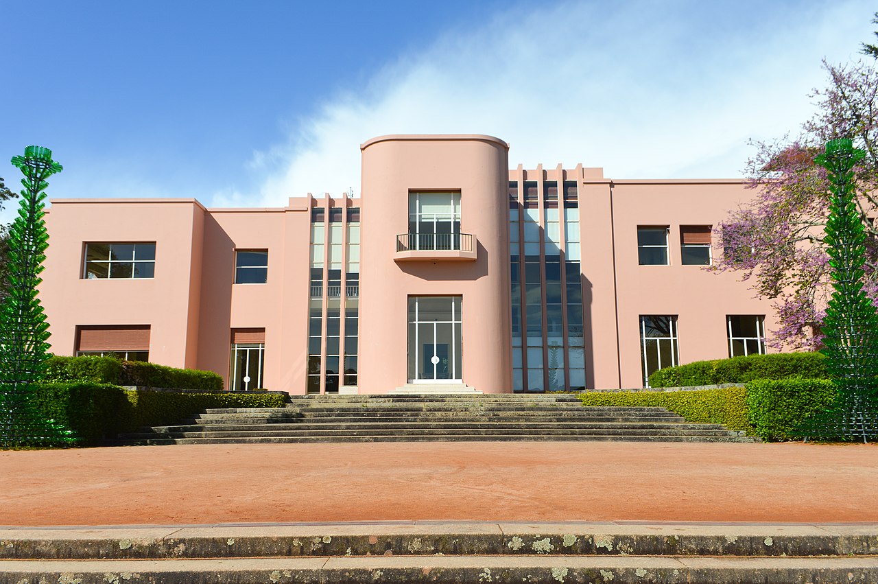 1280px-Art_deco_mansion_(32608592537).jpg