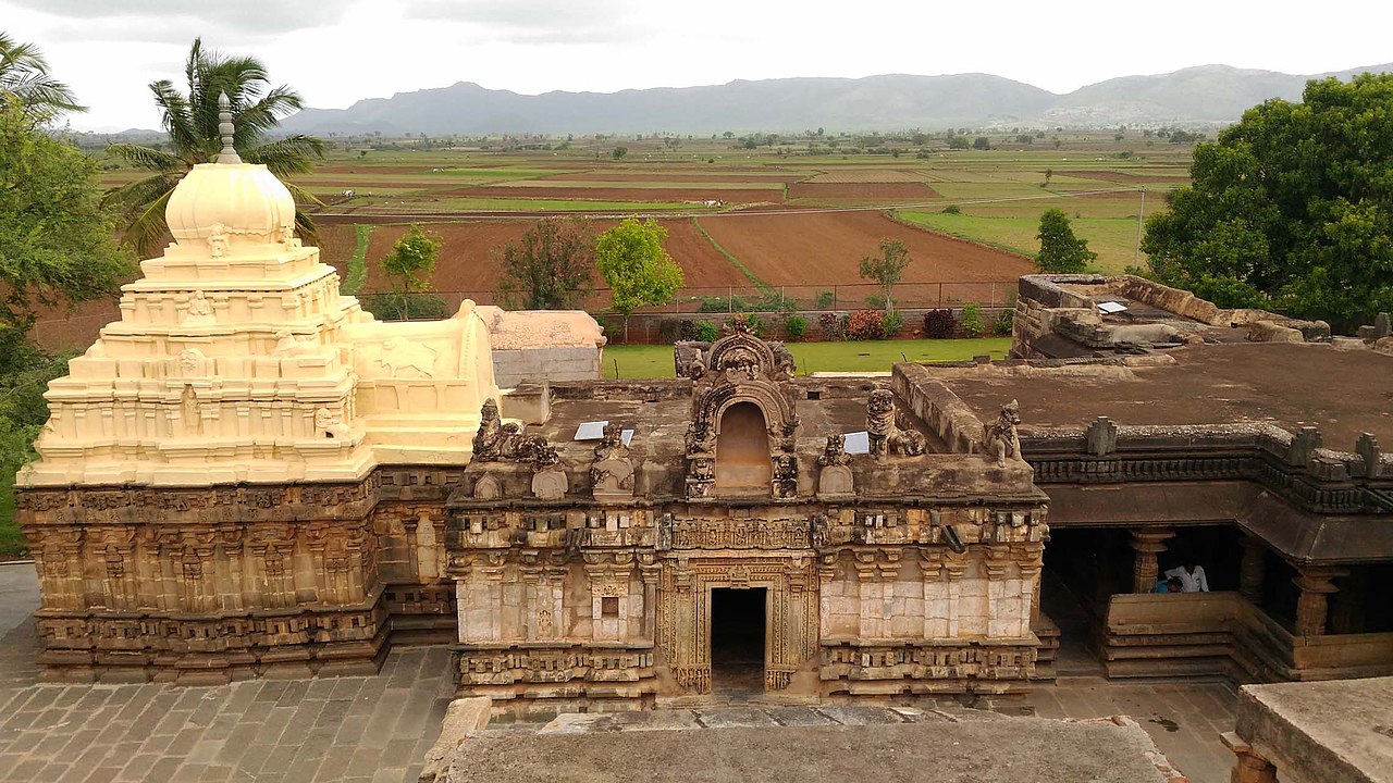 1280px-Bagali_kalleshwar_temple_top_view.jpg