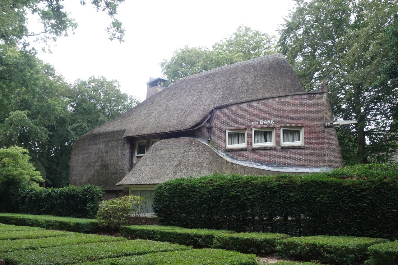 1280px-Bergen,_Studler_van_Surcklaan_15,_De_Bark.jpg