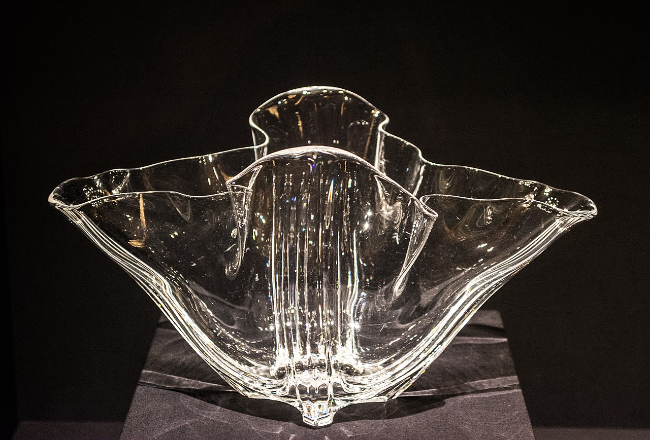 1280px-Bowl_-_Steuben_Glass_Works_(24771115787).jpg