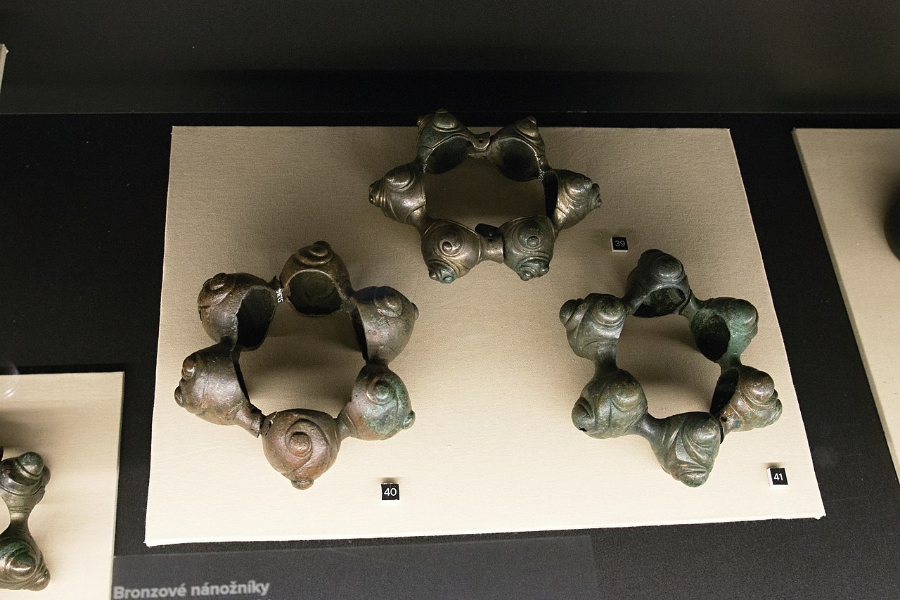 1280px-Bronze_anklets,_La_Tène_culture,_NM_Prague,_188030.jpg