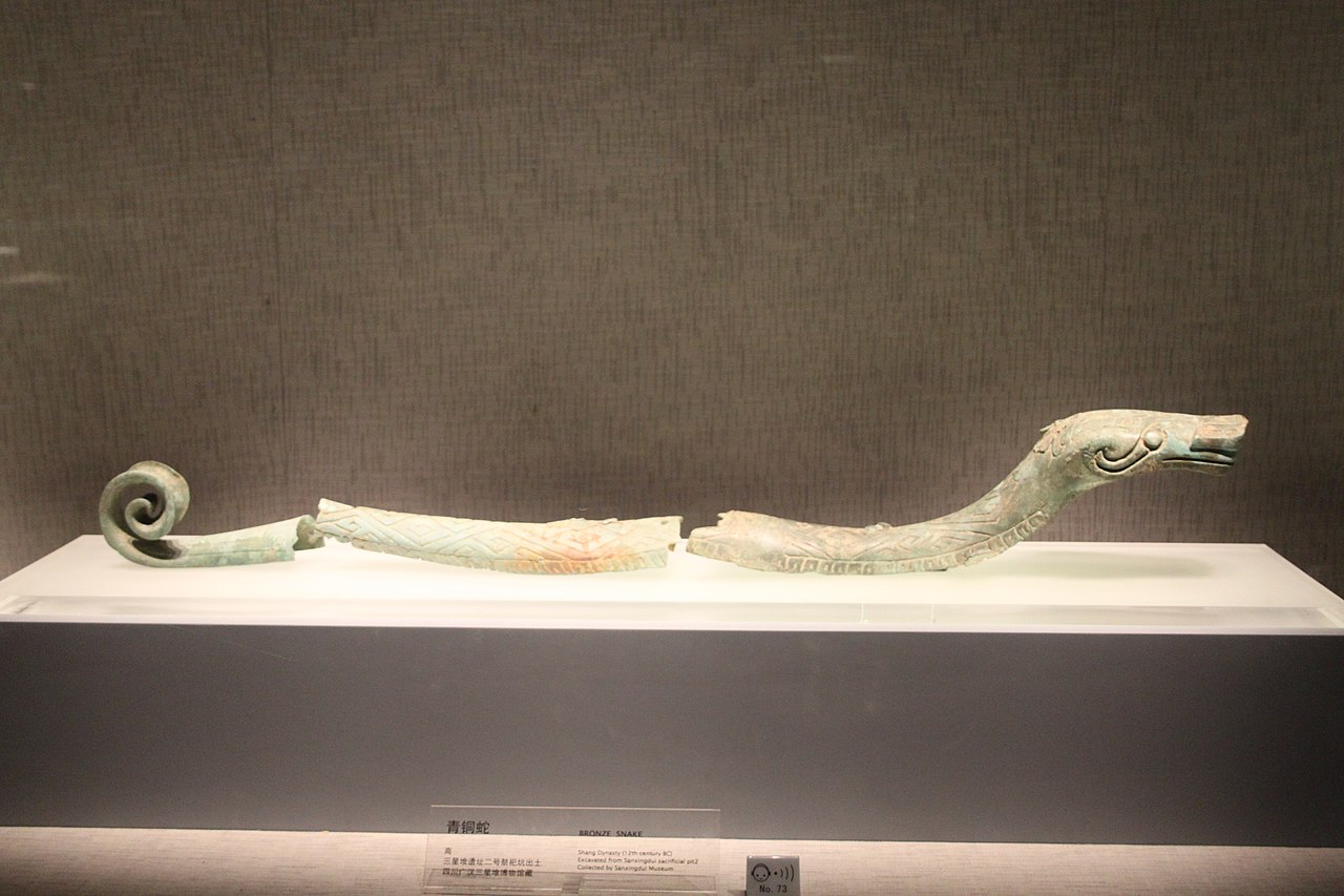 1280px-Bronze_Serpent,_Sanxingdui_a.jpg
