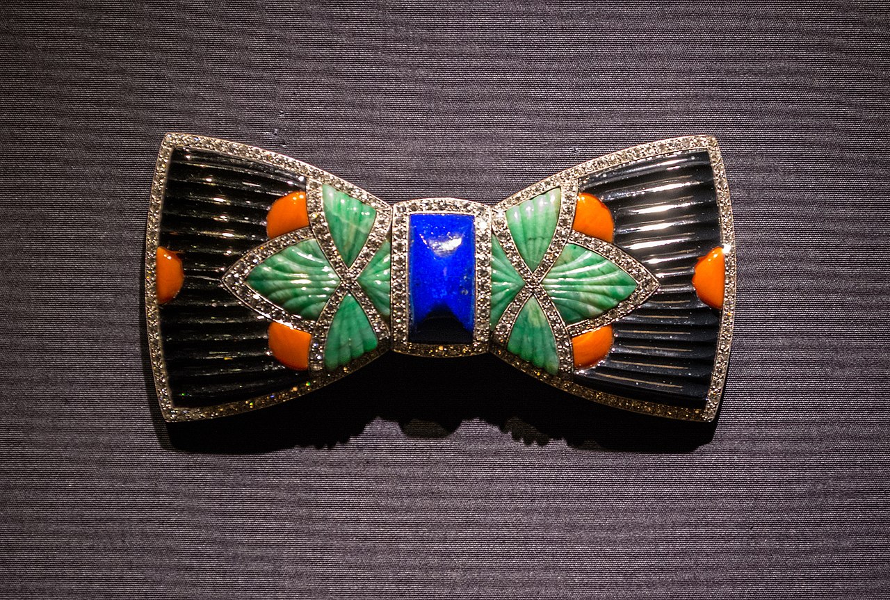 1280px-Brooch_-_Boucheron_(25729987268).jpg