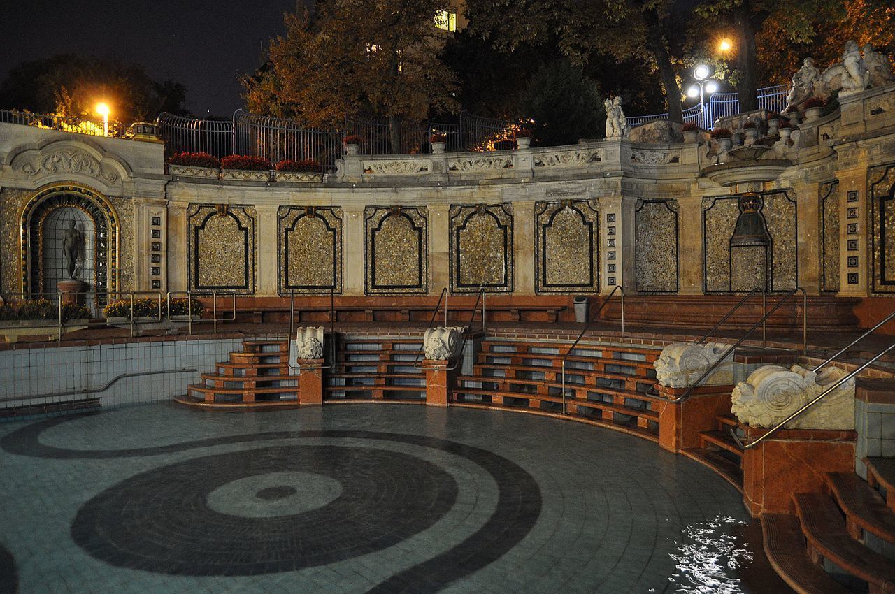 1280px-Budapest,_Gellért_fürdő,_hullámfürdő-medence,_9.jpg