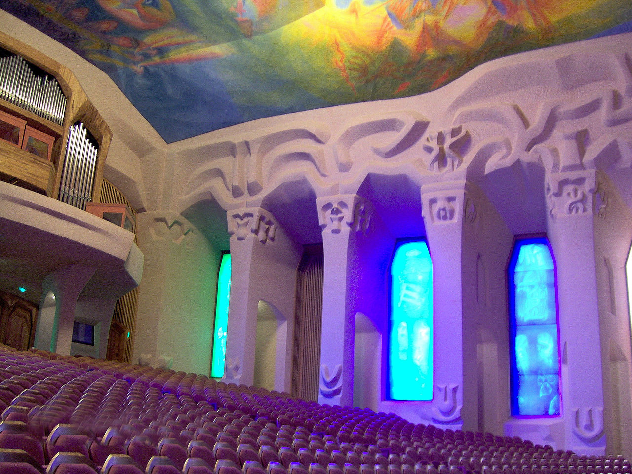1280px-Dornach_goetheanum_grossersaal-2.jpg