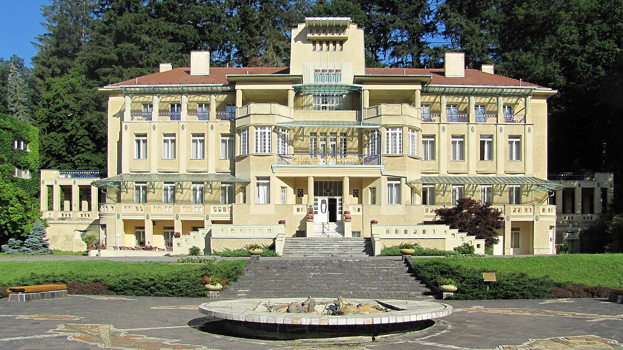 1280px-Dum_Bedricha_Smetany_001.jpg