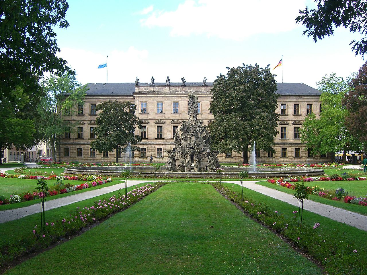1280px-Erlangen-manor-house-backside.jpg