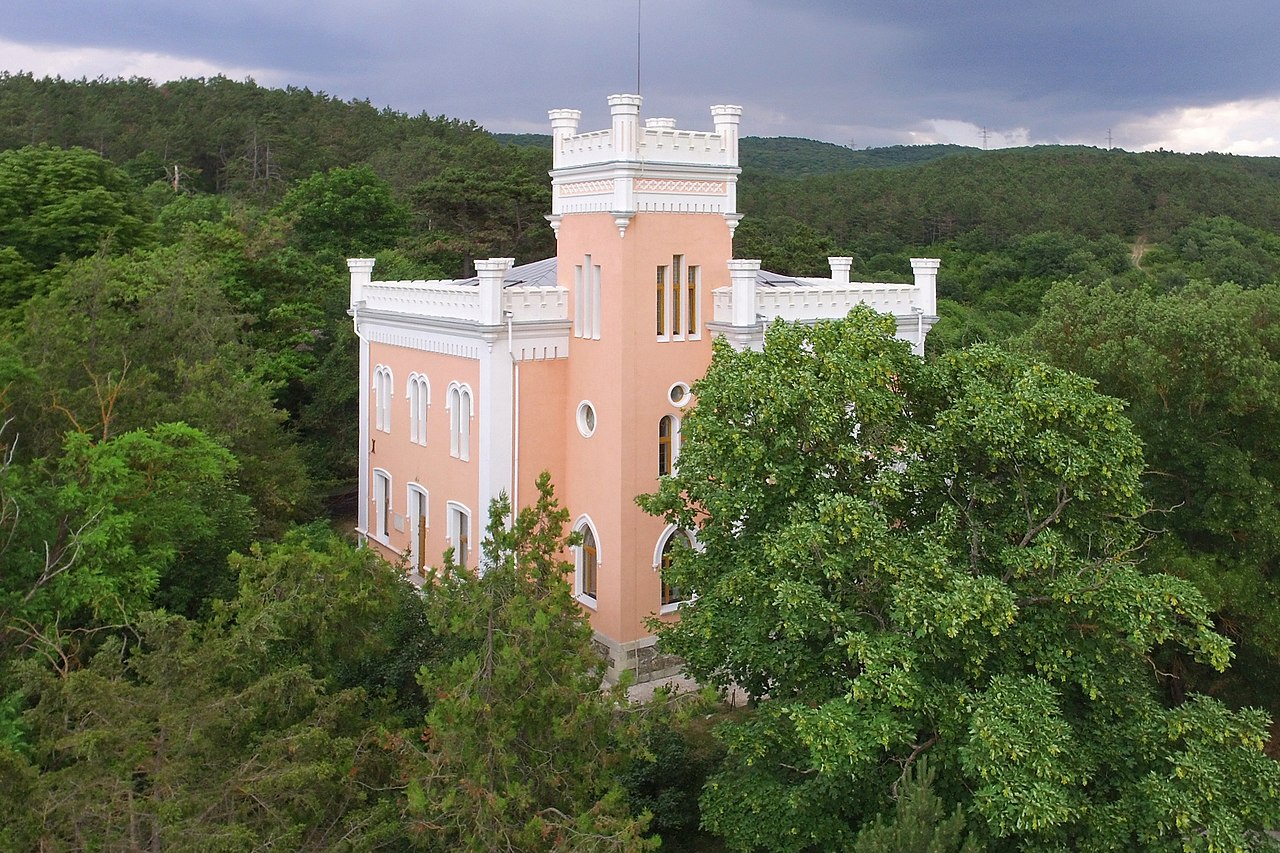 1280px-Fersmanovo,_Kessler's_(Fersman's)_house,_2018.06.16_-_2.jpg
